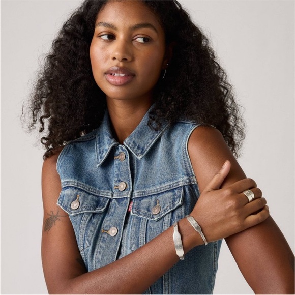 Levi's Classic Blue Denim Trucker Vest Compare Notes Size Small NWT - Picture 1 of 10